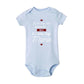 Body Coton été Imprimé bleu clair par BABY-PREMA, parfait comme cadeau grand-mère, comporte le texte en français qui dit : "Je ne suis pas encore là... MAIS Je t'aime déjà Mamie" avec un petit cœur rouge en dessous et une couronne rouge au-dessus du texte. Idéal pour un enfant en bas âge pendant les mois les plus chauds.