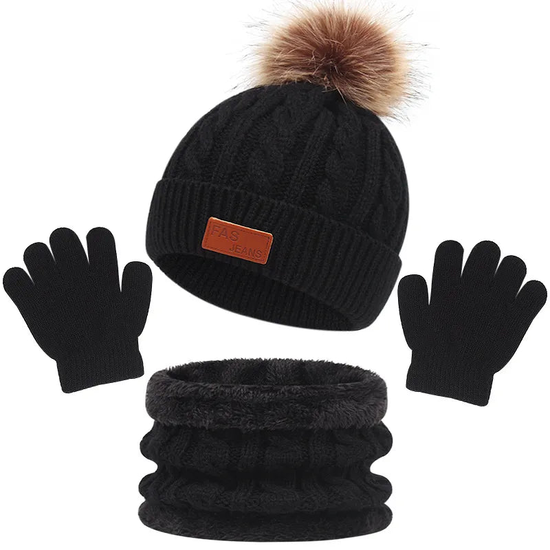Phrases : Un ensemble d'accessoires d'hiver comprenant un bonnet en tricot noir avec un pompon en fausse fourrure marron pour votre bébé, une paire de gants noirs et un cache-cou noir avec une doublure en peluche de BABY PREMA.