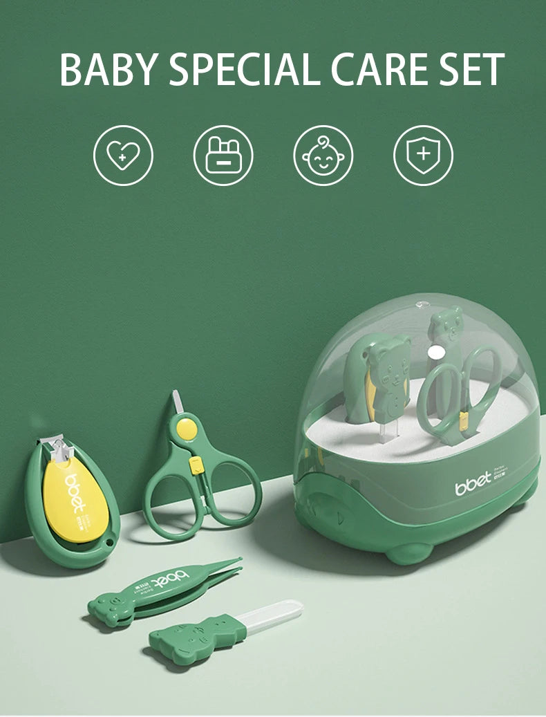Une collection soigneusement organisée de Kit Manucure de Soins pour Bébé BABY-PREMA en vert et jaune, comprenant un ensemble de soins spécial bébé léger avec de jolis motifs d'animaux.