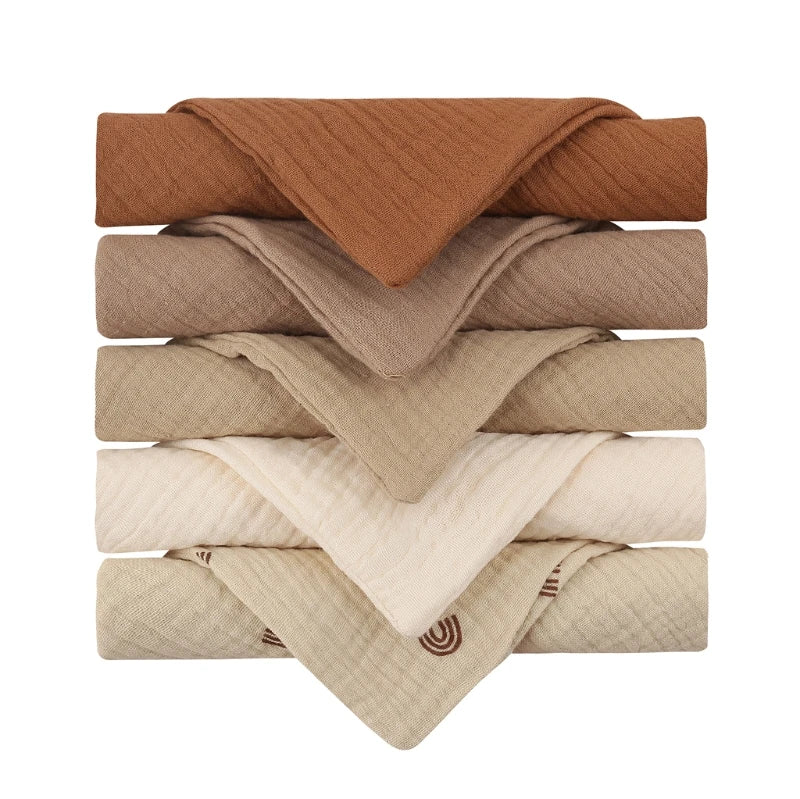 Lot de 5 Langes Bébé en Coton soigneusement empilés dans les tons beige et marron pour l'enfant prématuré de BABY PREMA.