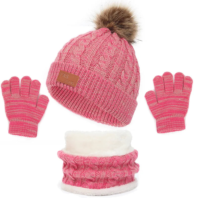 Une bébé rose tricoté hiver ensemble 3Pièces Bonnet Gants pour Bébé avec un pompon duveteux, assorti à des gants sans doigts, et un blanc et rose tour de cou par BABY PREMA