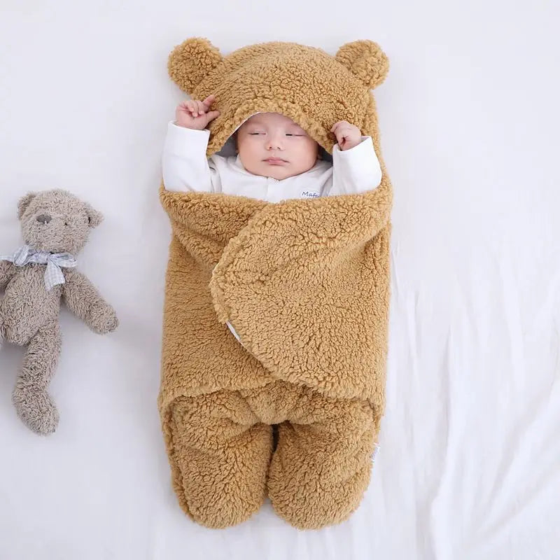 Un bébé paisible blotti dans une gigoteuse douillette BABY-PREMA Couverture Doux Bébé 0-7 Mois, un article indispensable pour bébé, avec un compagnon ours en peluche à ses côtés.