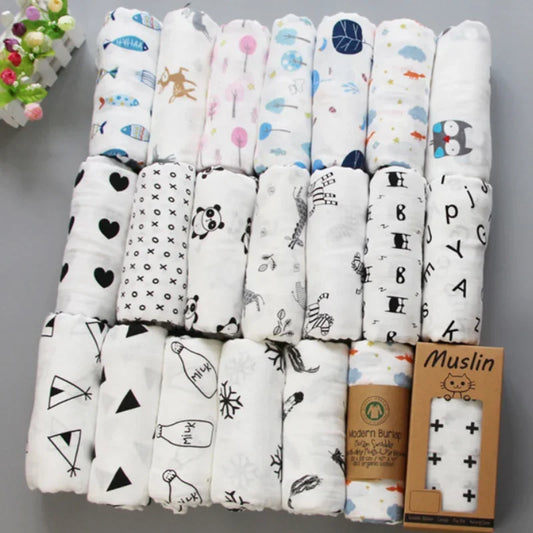Une collection de couvertures enroulées Couverture en Mousseline de Coton pour Bébé aux différents motifs mignons pour bébé, indispensables à l'hygiène de bébé de BABY PREMA.