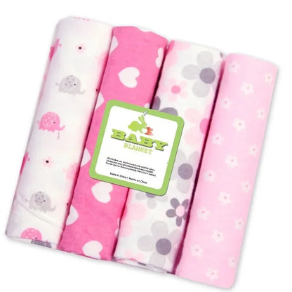 Un ensemble de couvertures pour bébé BABY PREMA douillettes sur le thème rose avec d'adorables motifs, présentées avec un emballage sur lequel est écrit « couverture enfant prématuré ».
