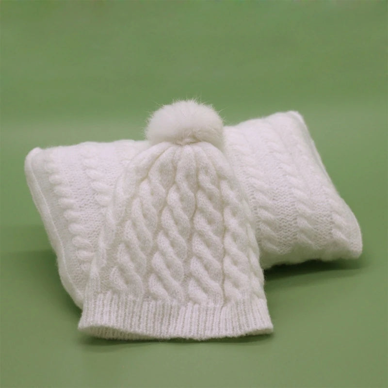 Un Coffret Cosy Cadeau Naissance Bébé | 2 pièces pour Bébé avec un pompon associé aux moufles assorties pour mon bébé sur fond vert tendre par BABY PREMA.