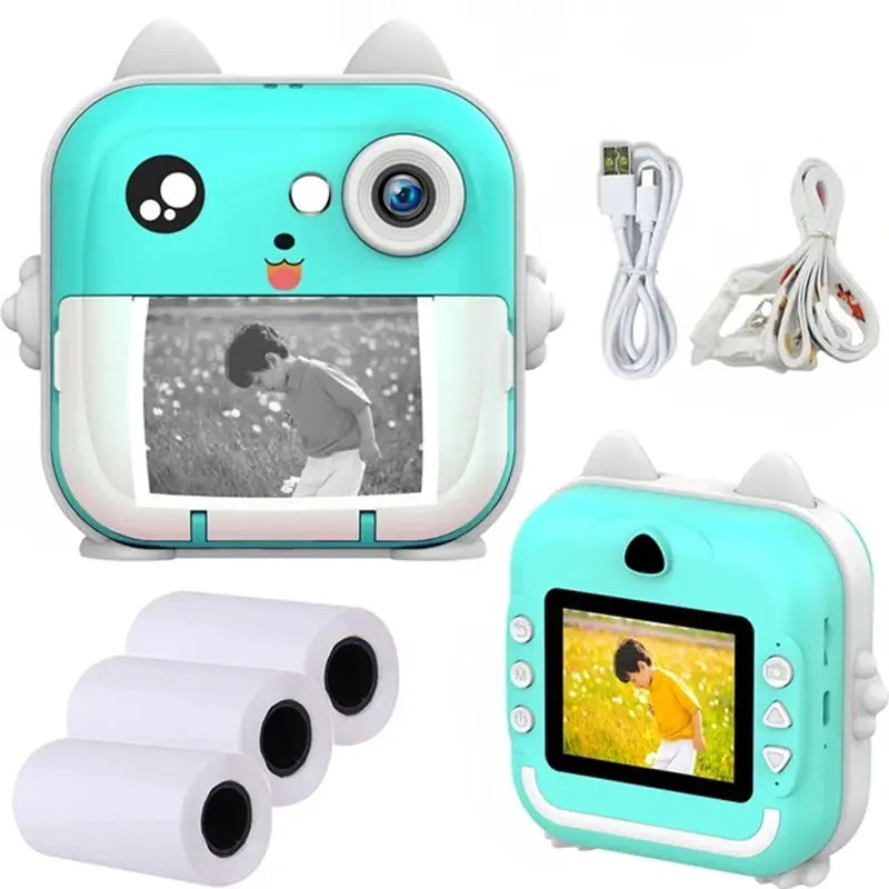 Appareil photo Polaroid pour enfant | Pour Enfants Mini avec des oreilles de chat, un écran intégré, trois rouleaux de papier photo, un câble USB et un clip cordon. Une photo imprimée est partiellement visible depuis le bas de l'appareil photo, parfaite pour capturer des souvenirs par BABY PREMA.