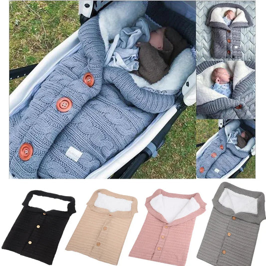 Un collage montrant un bébé enveloppé dans une couverture en polaire ultra douce et moelleux douillette avec des détails de boutons à l'intérieur d'une poussette, ainsi que diverses options de couleurs de la gigoteuse présentées séparément dans le cadre des accessoires pour bébé de BABY PREMA.