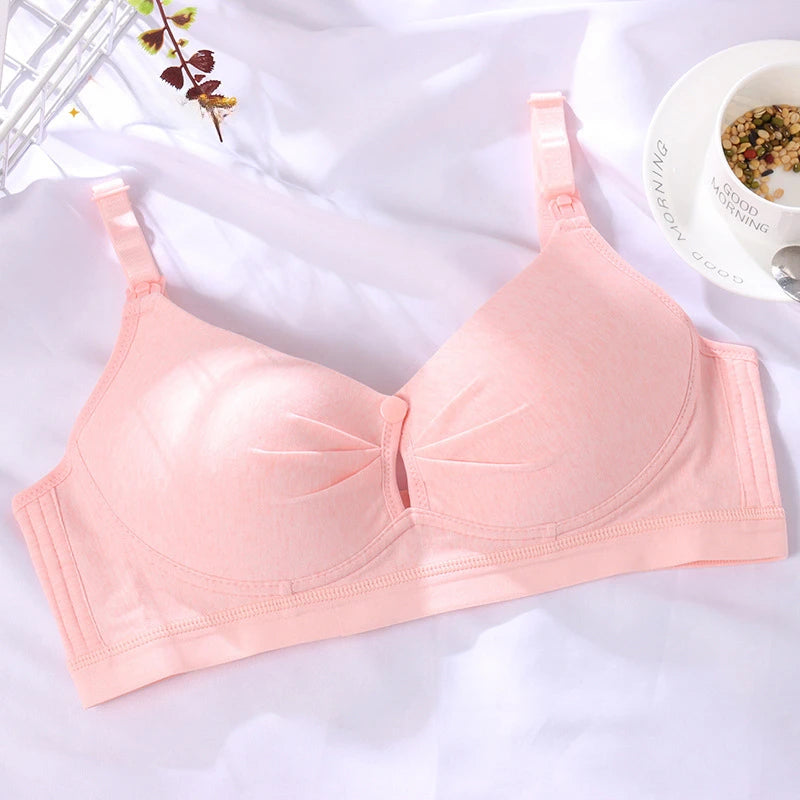 Un délicat Soutien d'Allaitement en Coton Bio rose avec des bonnets lisses et des bretelles réglables, conçu pour la Maternité, affiché sur fond blanc, suggérant confort et simplicité dans la conception de lingerie BABY PREMA.