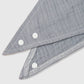 Gros plan d'un bandana Bavoirs gris en Coton Bio avec ourlet et boutons pression de BABY PREMA.