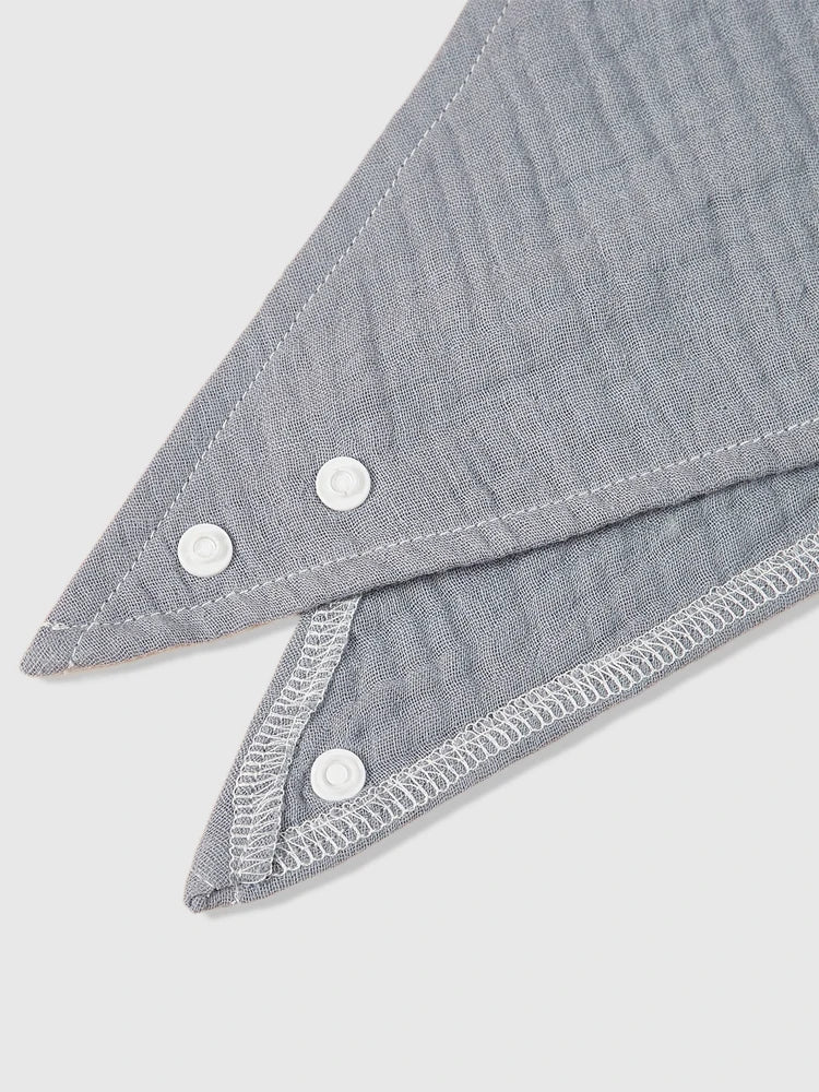 Gros plan d'un bandana Bavoirs gris en Coton Bio avec ourlet et boutons pression de BABY PREMA.