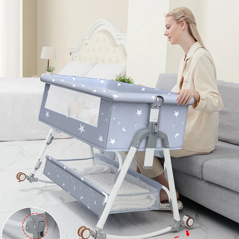 Une femme souriante et interagissant avec un Lit Bébé Multifonction Pliant BABY PREMA, parfait pour un bébé prématuré, installé à côté d'un canapé dans un salon lumineux.