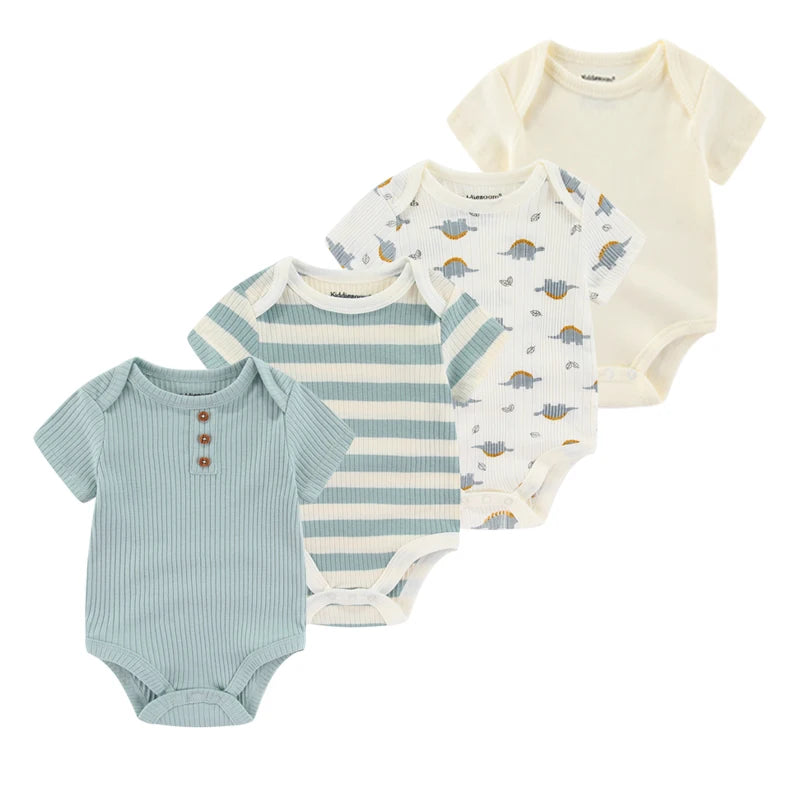 Quatre combinaisons bébé disposées en rangée, présentant des motifs différents : vert uni avec boutons, rayures vertes et blanches, imprimé dinosaure et beige uni. Parfait pour les journées d'été, ce Lot de 4 Bodies Coton Bébé Couleurs été de BABY PREMA est fabriqué en coton doux pour un confort ultime.