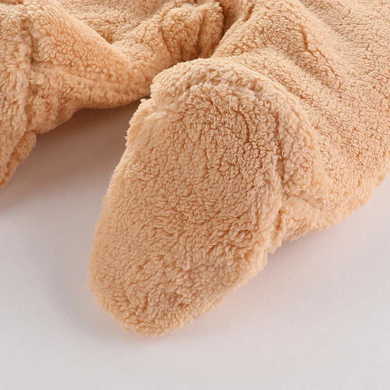 Gros plan d'une couverture polaire beige moelleuse avec une surface douce et texturée, mettant en valeur le tissu douillet et épais conçu pour un confort maximal de BABY-PREMA.