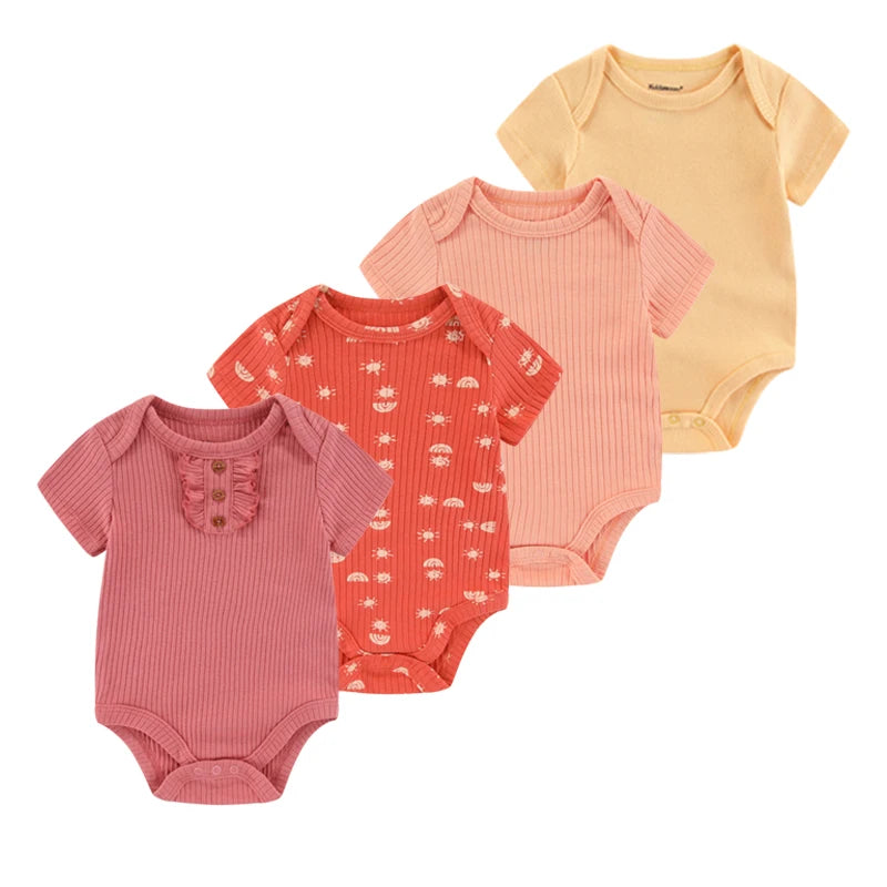 Quatre combinaisons bébé à manches courtes sont présentées en rangée, confectionnées en coton doux. Ils sont disponibles en rose poudré, orange avec des imprimés floraux, rose avec des imprimés floraux et orange clair, parfaits pour un look élégant cet été. Présentation du Lot de 4 Bodies Coton Bébé Couleurs été de BABY PREMA.