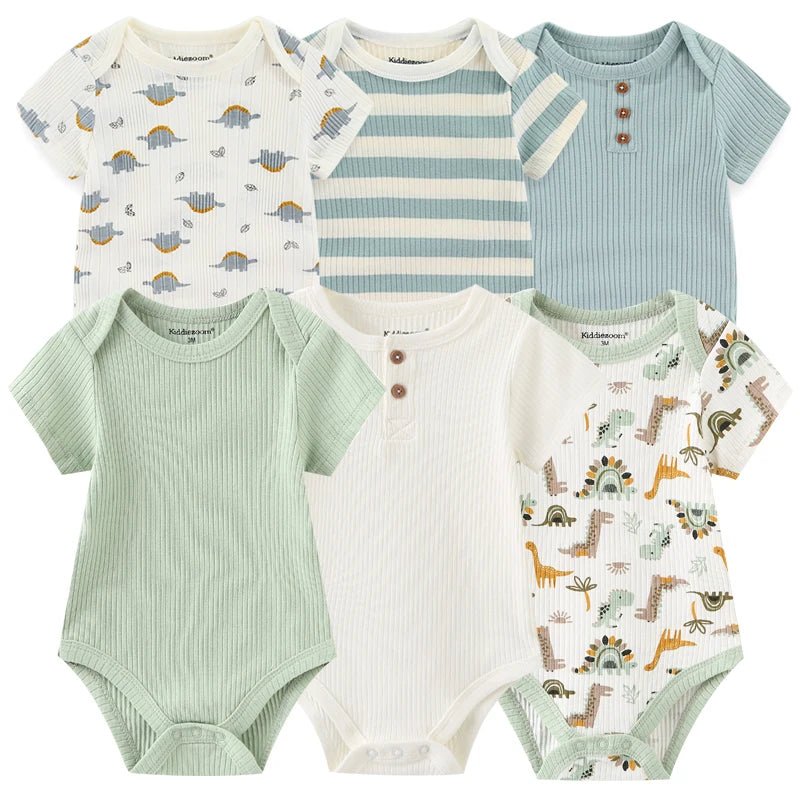 Six combinaisons pour bébé avec différents motifs et couleurs, notamment des rayures, du vert uni et des imprimés de dinosaures, sont soigneusement disposées sur deux rangées. Ce Lot 6 Body Coton Bébé Manches Courtes de BABY PREMA est parfait pour votre bébé.