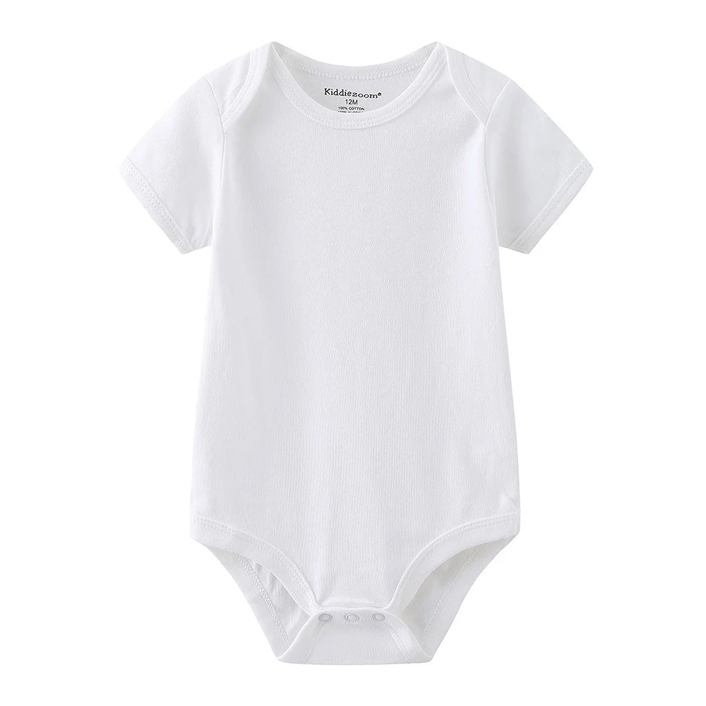 Le Body bébé uni blanc à manches courtes en coton doux avec boutons pression sur le bas, parfait pour assurer le confort de votre tout-petit tout l'été est remplacé par Lot de 4 Bodies Coton Bébé Couleurs été de BABY PREMA.