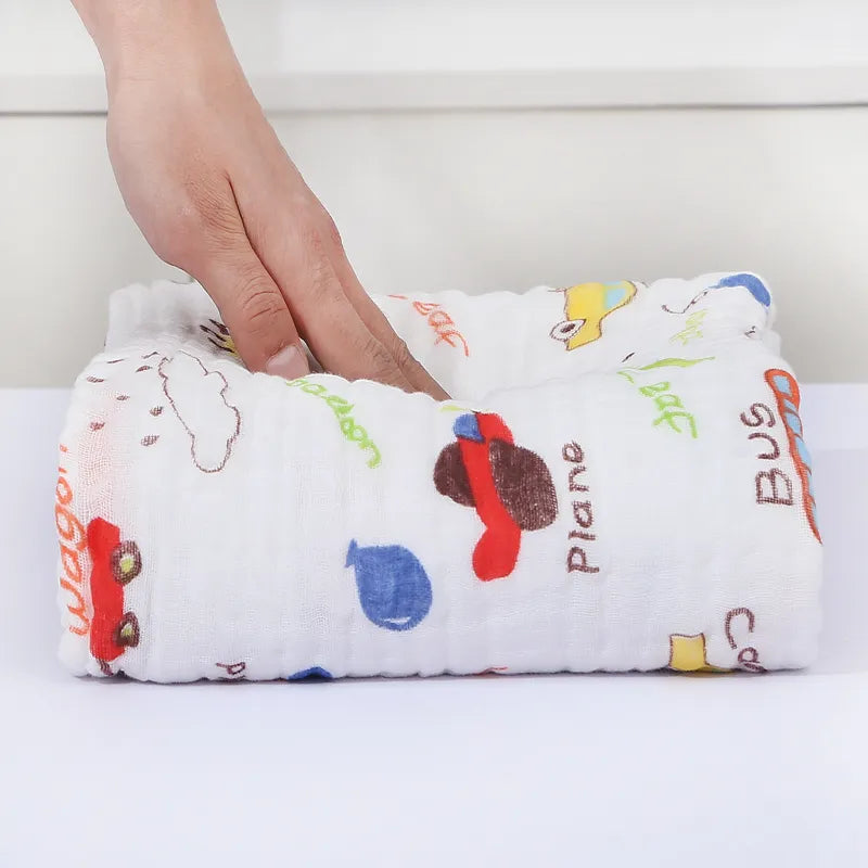 Une main qui appuie sur une couche lavable BABY PREMA blanche et toute douce, aux imprimés colorés de véhicules et d'animaux, conçue pour un enfant prématuré de poids léger.