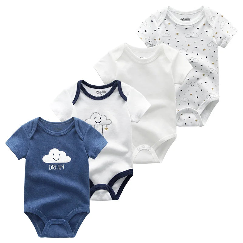 Quatre grenouillères pour bébé sont exposées, parfaites pour l'été. Ils présentent différents motifs : bleu avec un nuage et le texte « DREAM », blanc avec un nuage et une étoile, blanc uni et blanc avec des nuages, des étoiles et des points. Ce Lot de 4 Bodies Coton Bébé Couleurs été de BABY PREMA est confectionné en coton doux pour le confort de votre tout-petit.