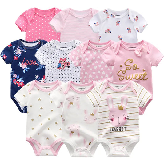 Une collection de neuf BABY PREMA Body en coton à manches courtes pour bébés filles colorés avec divers motifs, notamment des étoiles, des rayures et de jolis imprimés d'animaux, présentés dans une disposition en grille.