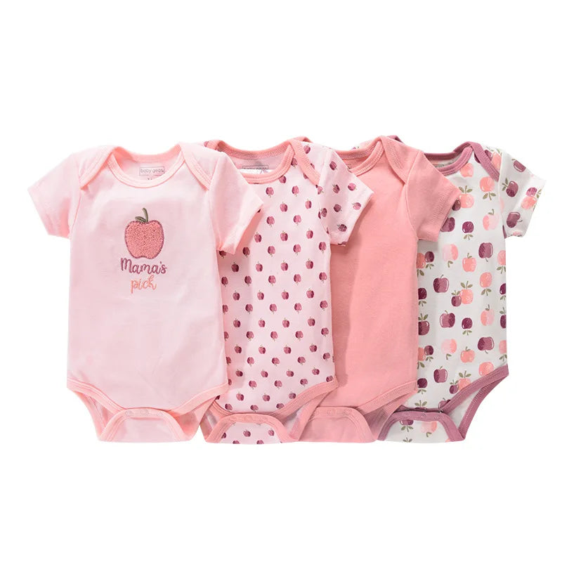 Quatre combinaisons roses pour bébé sont présentées. Le premier a un motif de pomme et le texte « Mama's Pick », le deuxième comporte un imprimé de pomme, le troisième est rose uni et le quatrième a un motif de pomme multicolore. Ce Lot de 4 Bodies Coton Bébé Couleurs été de BABY PREMA est confectionné en coton doux, parfait pour une tenue estivale.