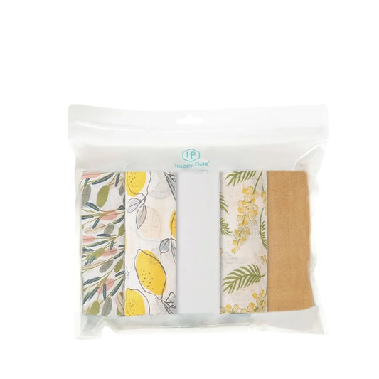 Un ensemble de serviettes en tissu aux motifs citronnés et botaniques, parfait pour bébé, soigneusement emballées dans un sac en plastique transparent.
Produit : BÉBÉ PREMA Langes Lot de 5 pièces Mousseline Coton & Bambou