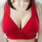 Un soutien-gorge rouge Soutien Allaitement de qualité sur un torse de mannequin, doté d'une fermeture sur le devant et de délicats détails de plumes de BABY PREMA.