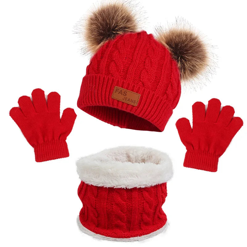 Un ensemble d'accessoires d'hiver rouge vif comprenant un bonnet à pompon, une paire de gants et un cache-cou avec doublure en fourrure douillette pour un enfant de BABY PREMA.
