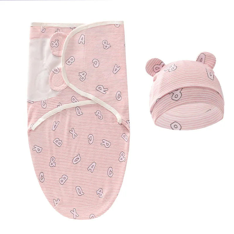 Un ensemble nécessaire pour bébé composé d'une couverture Bébé Cocoon 100% Coton rose et blanc à rayures et d'un bonnet assorti avec un motif mignon de chez BABY PREMA.