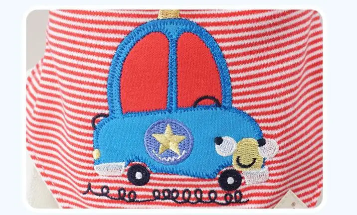 Un gros plan d'un tissu à rayures rouges d'un Lot de 3 Bavoirs 100% Coton de BABY-PREMA avec un motif brodé d'une voiture bleue avec des vitres rouges, des phares blancs et une étoile jaune sur sa porte. La voiture a des roues noires et une ligne fantaisiste et ondulée partant de l’arrière. Des bavoirs pour bébé parfaits pour ajouter du plaisir aux repas !