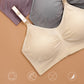 Une sélection de lingerie de maternité confortable aux couleurs neutres présentée sur un fond tricolore, mettant en valeur les caractéristiques du Soutien Allaitement doux Uni de BABY PREMA telles que la douceur du tissu, l'extensibilité, le maintien et la respirabilité, illustrées par de petites icônes ci-dessous.