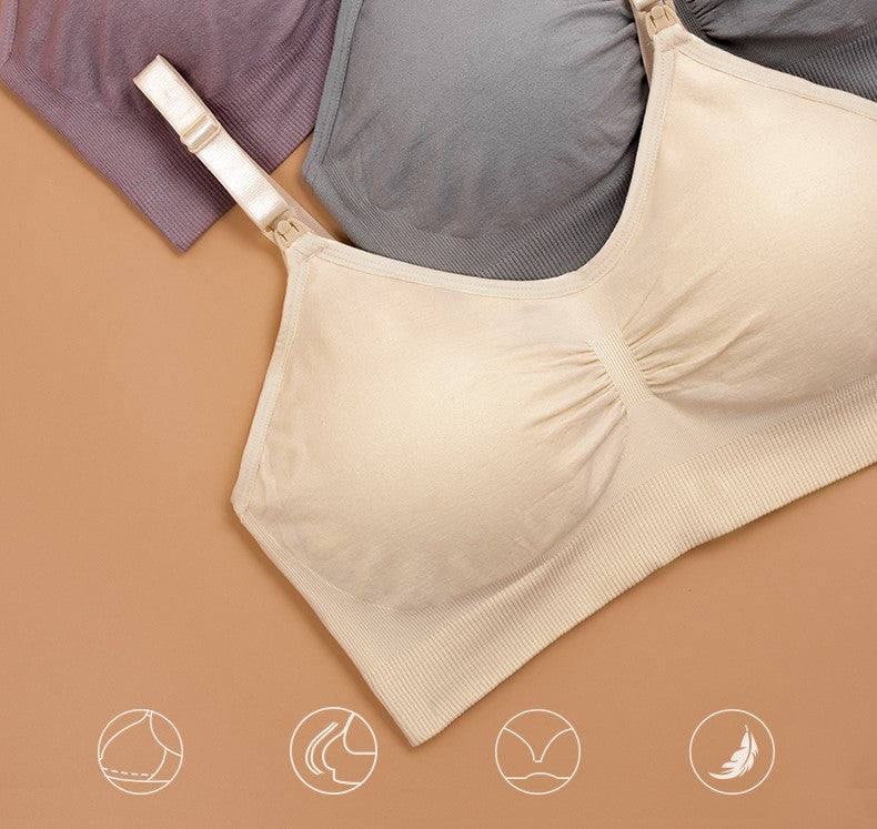 Une sélection de lingerie de maternité confortable aux couleurs neutres présentée sur un fond tricolore, mettant en valeur les caractéristiques du Soutien Allaitement doux Uni de BABY PREMA telles que la douceur du tissu, l'extensibilité, le maintien et la respirabilité, illustrées par de petites icônes ci-dessous.