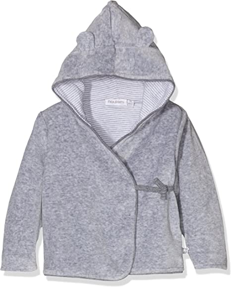 Voici la Veste Grise pour Bébé – Noukies by NOUKIES : une veste à capuche grise pour bébé avec d'adorables oreilles d'ours sur la capuche. Elle est dotée d'une fermeture à nouer sur le côté et d'une doublure rayée gris clair. Confectionnée dans un somptueux effet velours pour une douceur et un confort ultimes, cette charmante veste à capuche bébé est parfaite pour votre tout-petit.