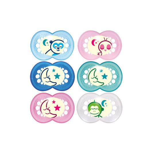 Un assortiment de sucettes pour bébé MAM colorées avec de jolis motifs d'animaux, de lune et d'étoiles, de parfaits accessoires de bébé, disposées deux par trois.
