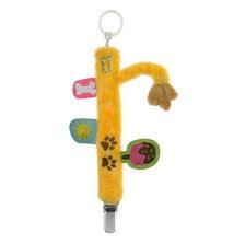 Un accessoire teaser pour chat Label Label Attache Sucette jaune coloré avec une poignée souple, orné d'empreintes de pattes et de breloques attachées, avec une cloche pour un jeu sensoriel supplémentaire.